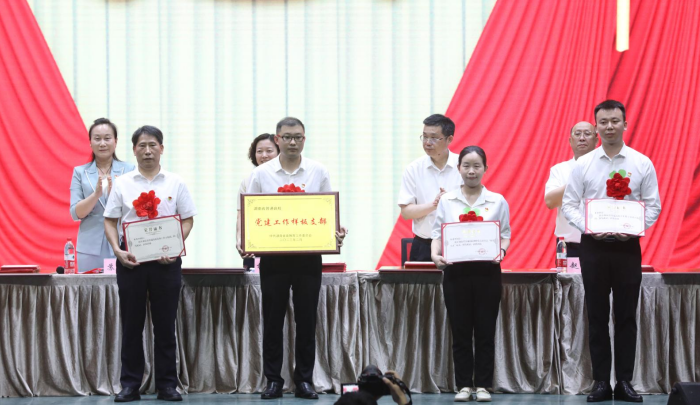 1688127227078079435.png 颁奖3.png