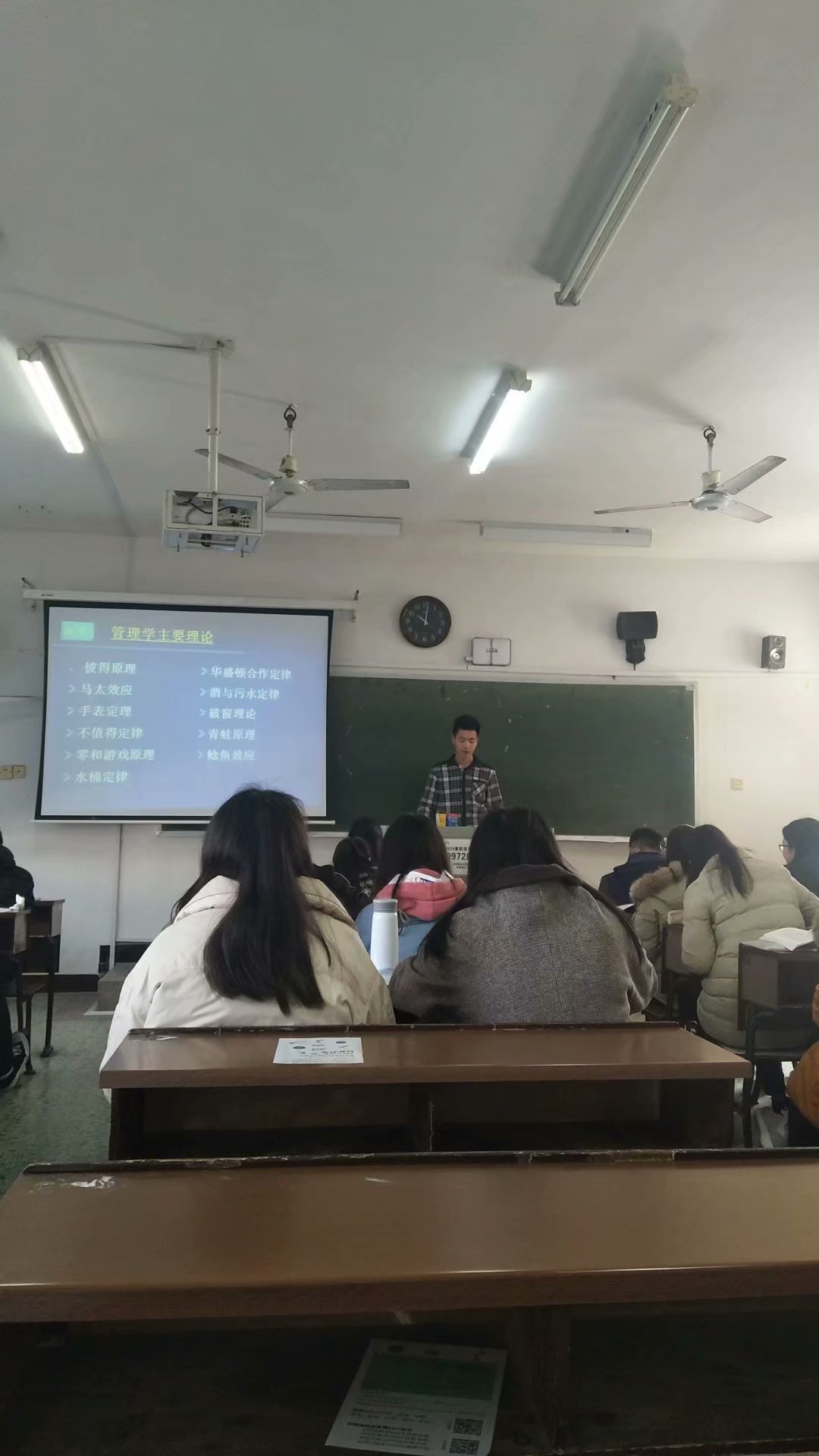 1595601910323045133.jpg 学生上台2.jpg