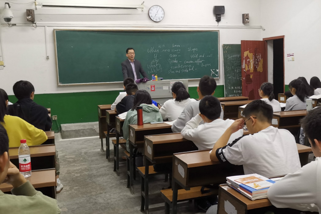 潘彬对2020级数字财务班学生进行学业指导