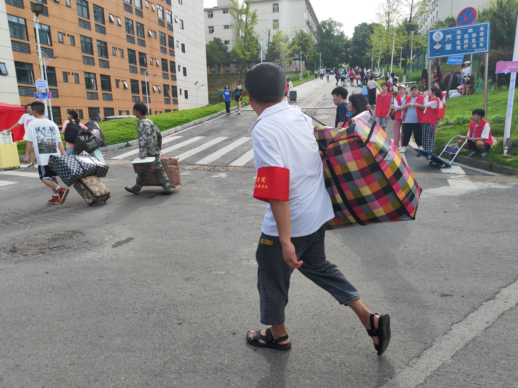 会计学院师生志愿者助力学生宿舍搬迁