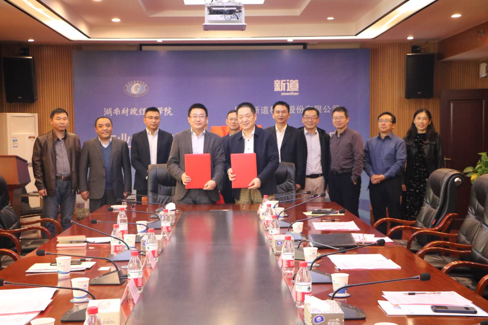 beat365官网与用友新道科技股份有限公司举行产业学院合作签约仪式