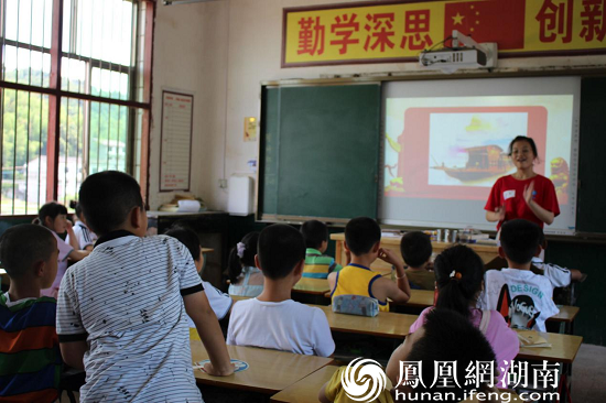 （图为志愿者引导小朋友说出红船精神的内涵 辛甜甜 摄）