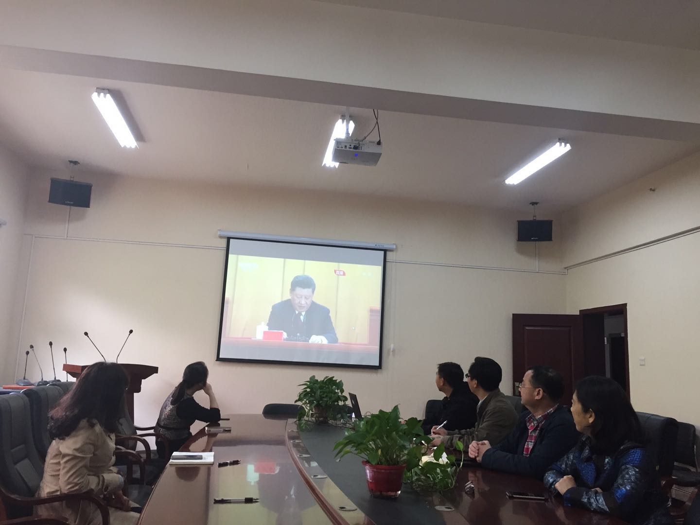 会计学院组织观看“纪念五四运动100周年大会”