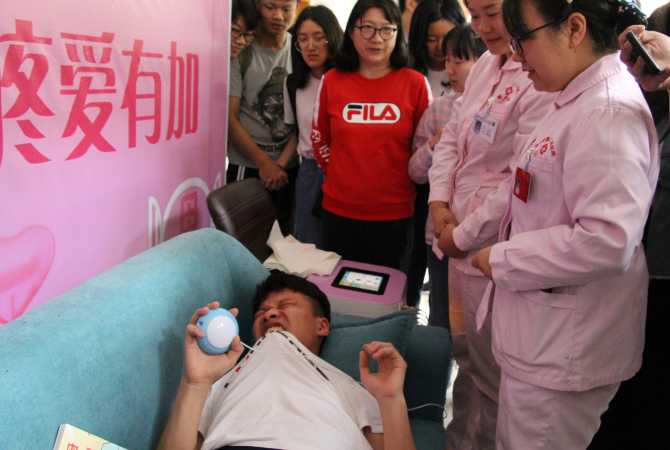 会计学院举办健康知识讲座 男生上阵体验分娩疼痛