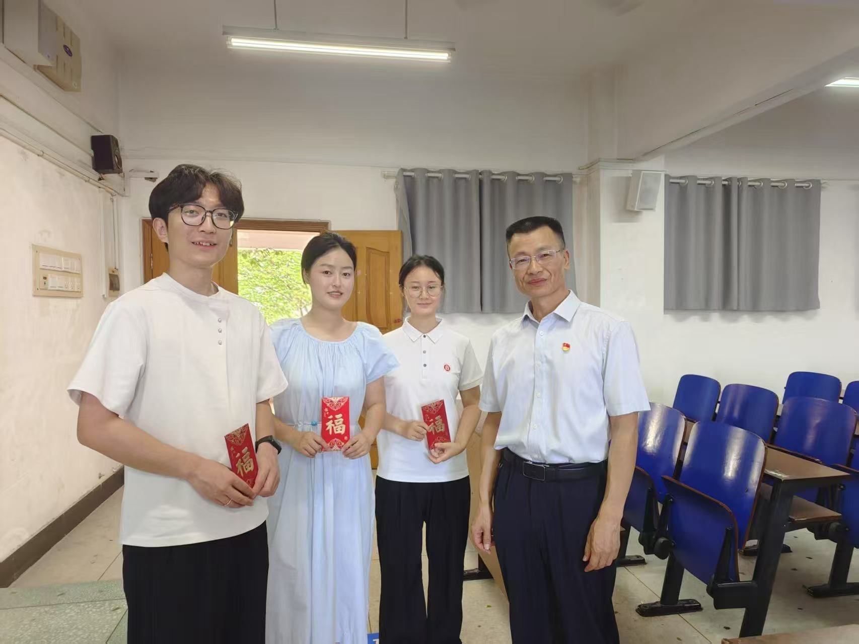 工商管理学院党委“七一”前夕召开困难党员慰问座谈