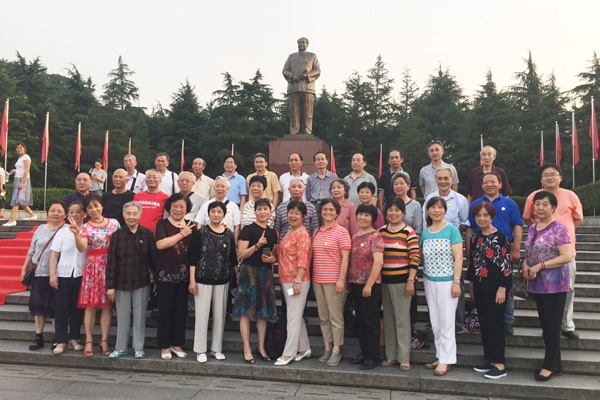 1507706548114061466.jpg 韶山铜像广场合影留念.jpg