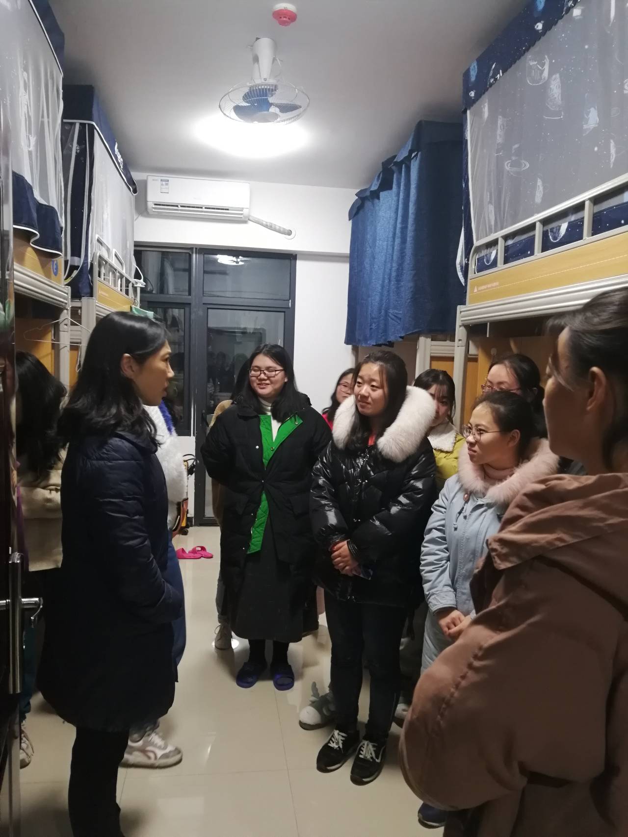 会计学院党总支书记李建梅走访学生宿舍