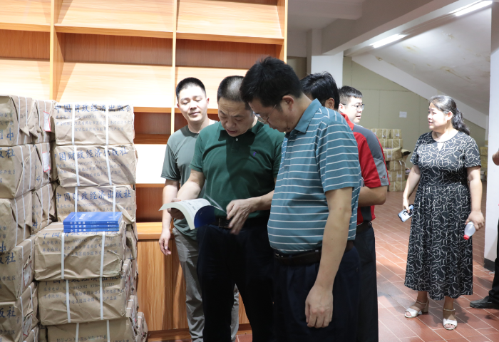 1630918756888079866.png 看教材.png