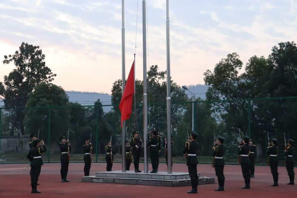 激昂青春，奋斗不止——会计学院举办第十三周升旗仪式