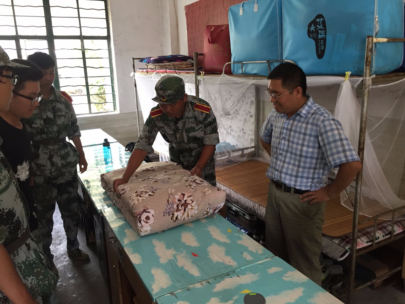 1505879501544060363.jpg 王校长指导内务.jpg