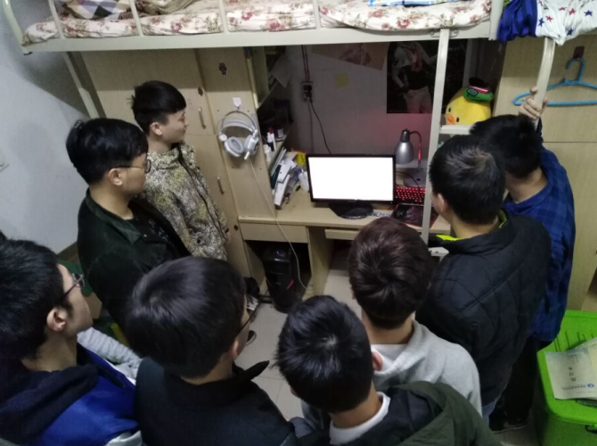 1508299882769095411.png 14、15栋宿舍看直播.png