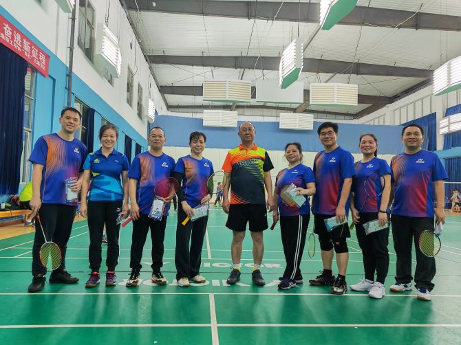 1667177681085092508.jpg 副校长赵鹤平与获胜夫妻合影留念1_proc.jpg