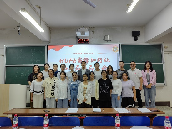 1696659917115094631.jpg 知行社成员与老师们合影照片.jpg