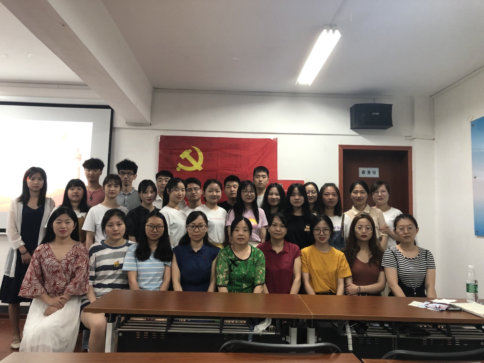 1561342358323059783.jpg 毕业生党课.jpg