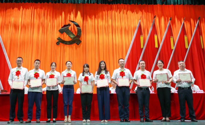 1625198033296078004.png 优秀党员.png