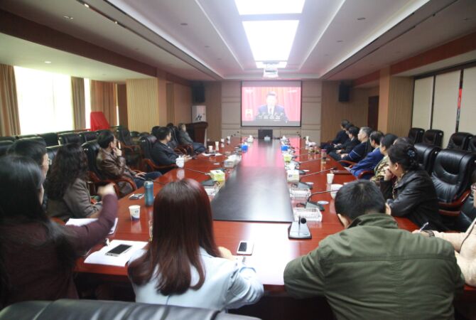1508310639493012223.jpg 党委中心组成员和行政人员共同收看十九大开幕式(唐雄伟摄).jpg