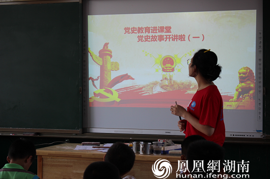 （图为志愿者张悦正在为大塘光彩小学学生授课 辛甜甜 摄）