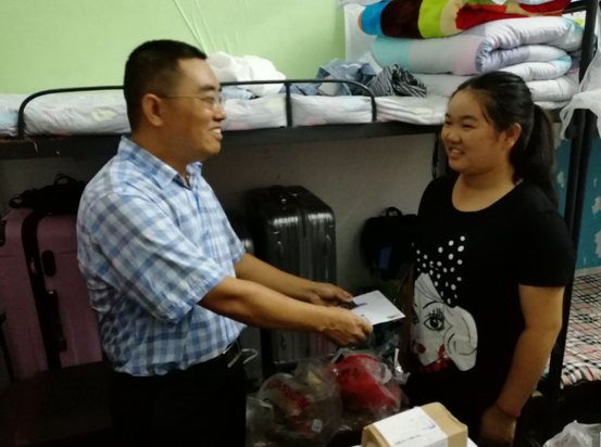 校领导深入会计学院学生宿舍慰问2017级特困学生