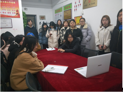 三栋党员工作站开展《我们走在大路上》观影活动