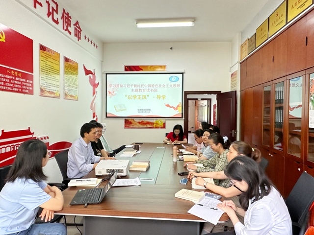 1685096475728082245.jpg 导演现场照片.jpg