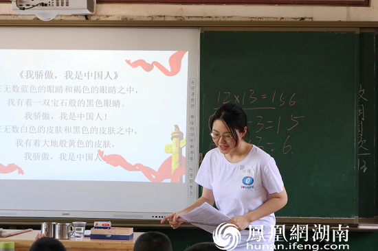 （图为志愿者请小朋友进行朗诵展示 康博英 摄）