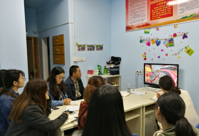 1508299828403091518.png 副校长王焕清与7栋党员工作站的同学们一起收看党的十九大开幕电视直播.png