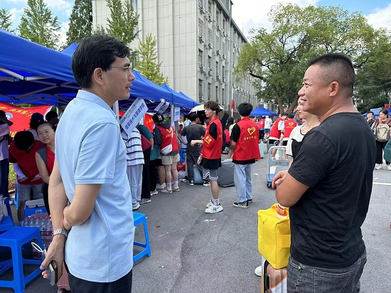 1694399586259069358.jpg 院领导与新生和家长交谈照片.jpg