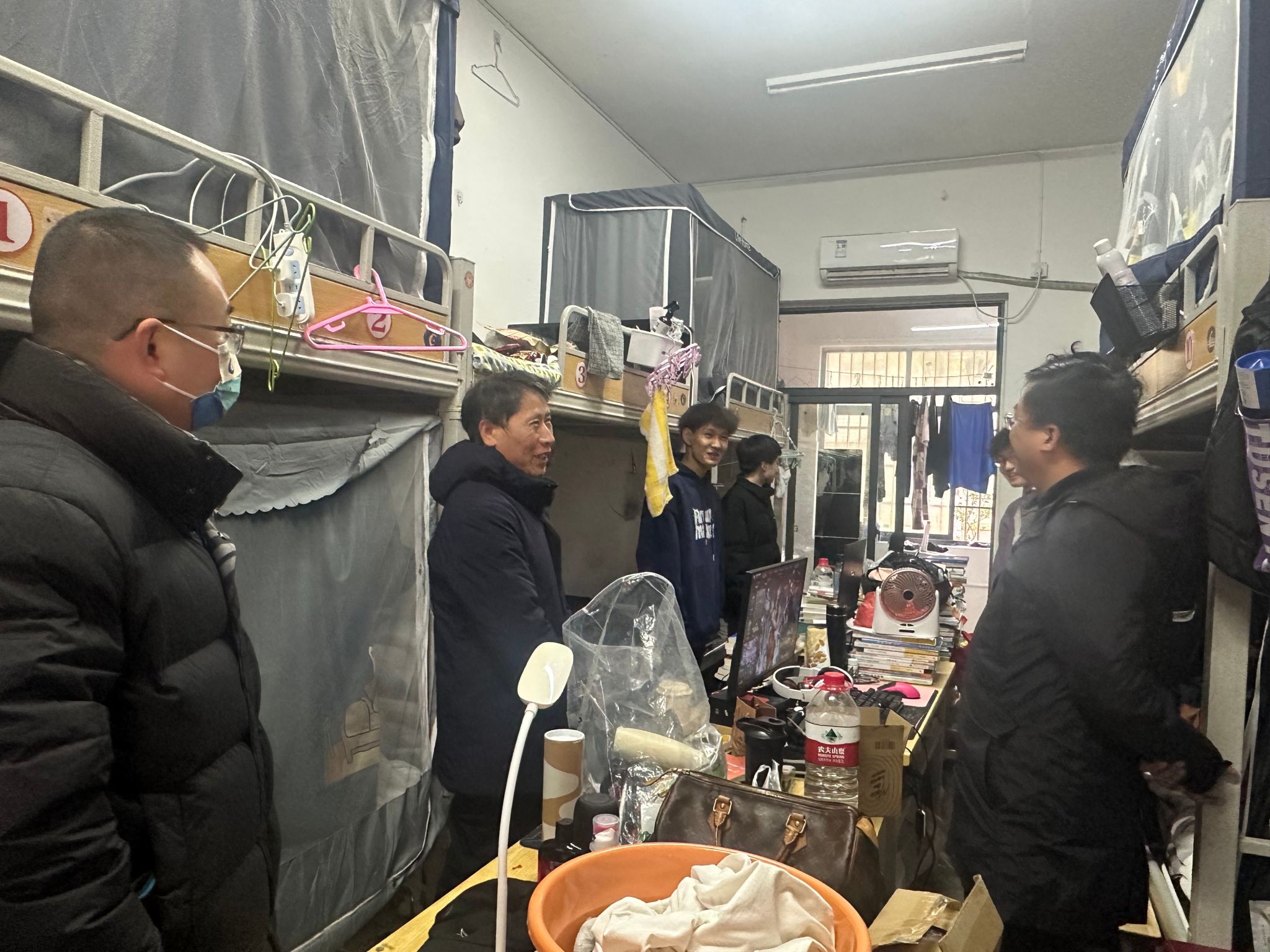 新学期学院党委书记带队下寝室看望返校学生