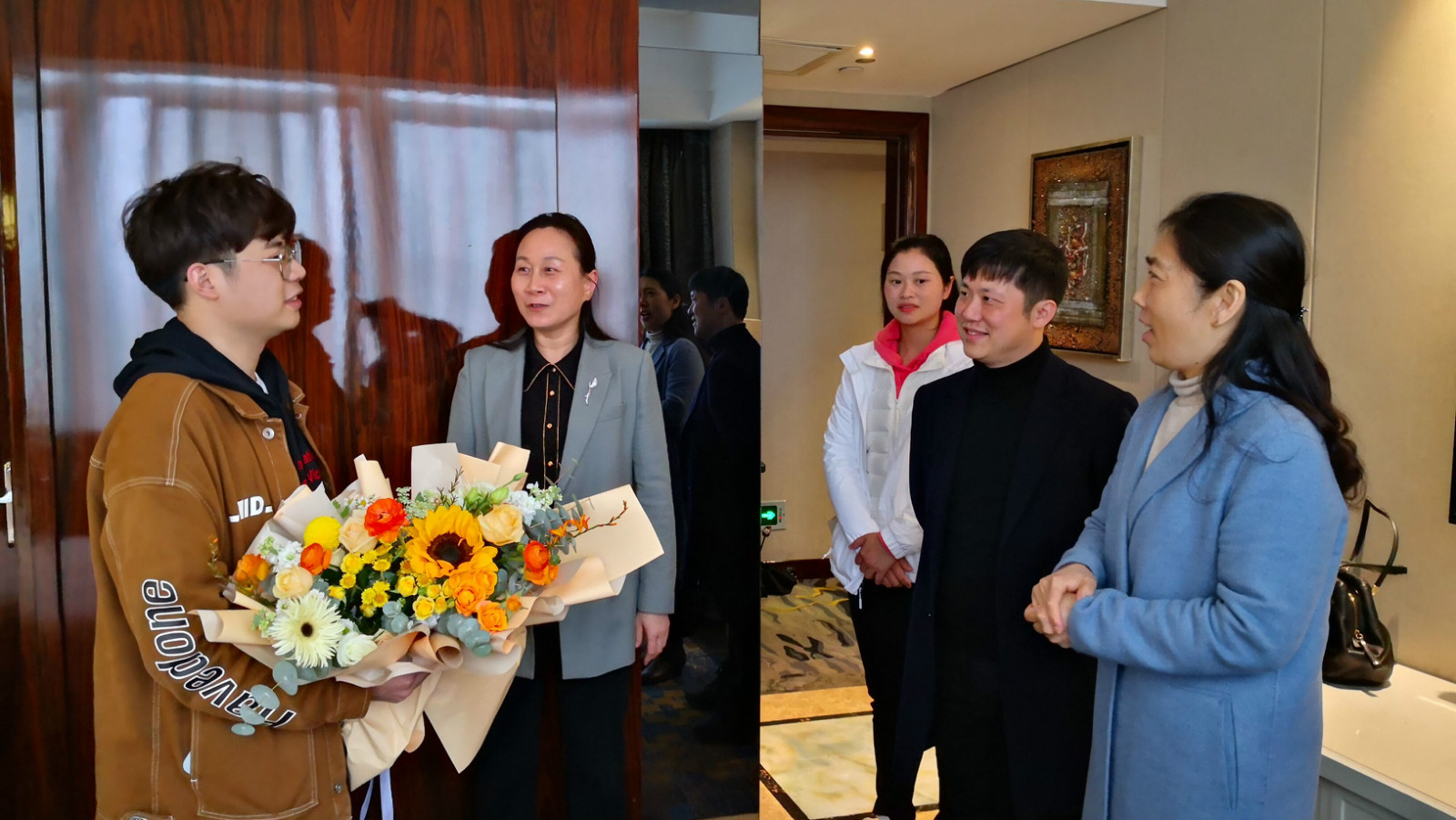 学校领导、老师将淋巴细胞捐献者黄丹青接回学校